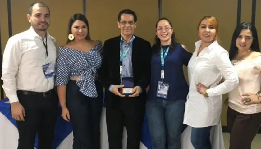 Juan Pablo Betancur, Liliana Aún, Milena Bustamante y Massiel Pardo en compañía de Carlos Tache, coordinador de la Especialización en Pediatría.   