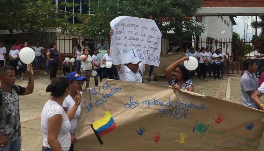Los padres de familia del colegio Cencaes, en Soledad, protestaron este martes frente a la sede de la institución educativa