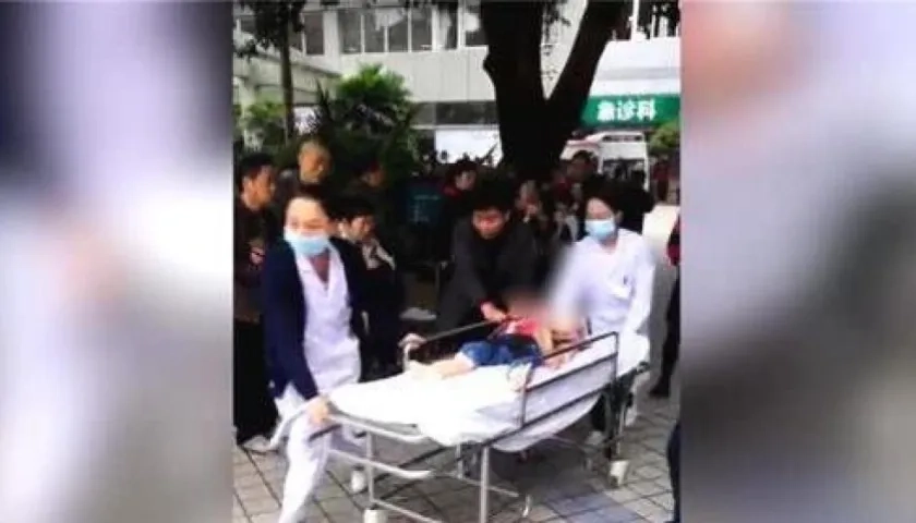 Los niños heridos están siendo atendidos en hospitales.