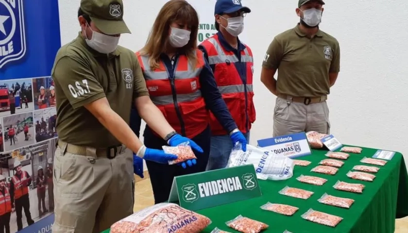 Las autoridades chilenas muestran el decomiso de éxtasis fabricado en Colombia.