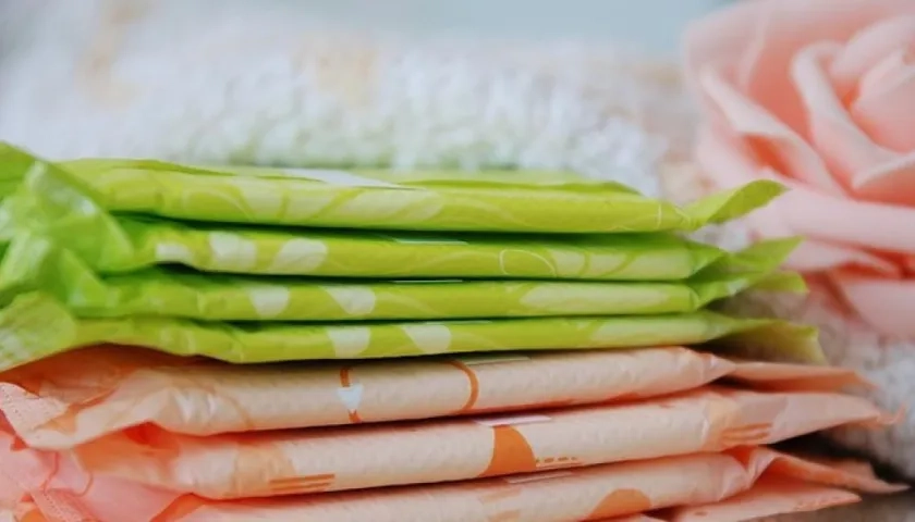 Las toallas higiénicas "son productos que se relacionan con la dignidad y con las condiciones de vida dignas para las mujeres", dice la Corte. 