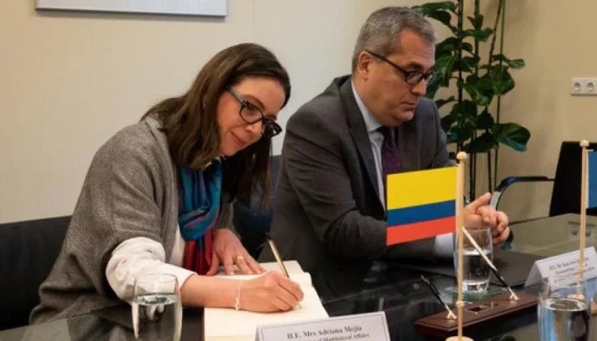 El Director General de OPCW, Fernando Arias, y la Viceministra de Asuntos Multilaterales, Adriana Mejía.