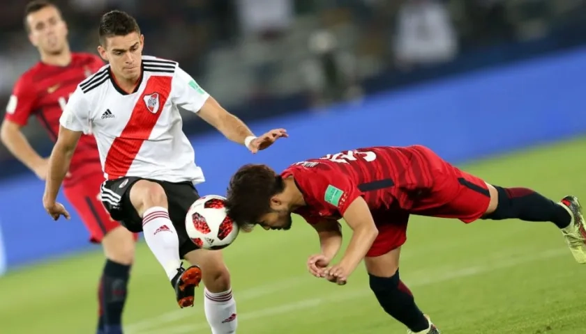 Rafael Santos Borré, delantero de River Plate, disputa la pelota con Tomoya Inukai, defensa del Kashima. 