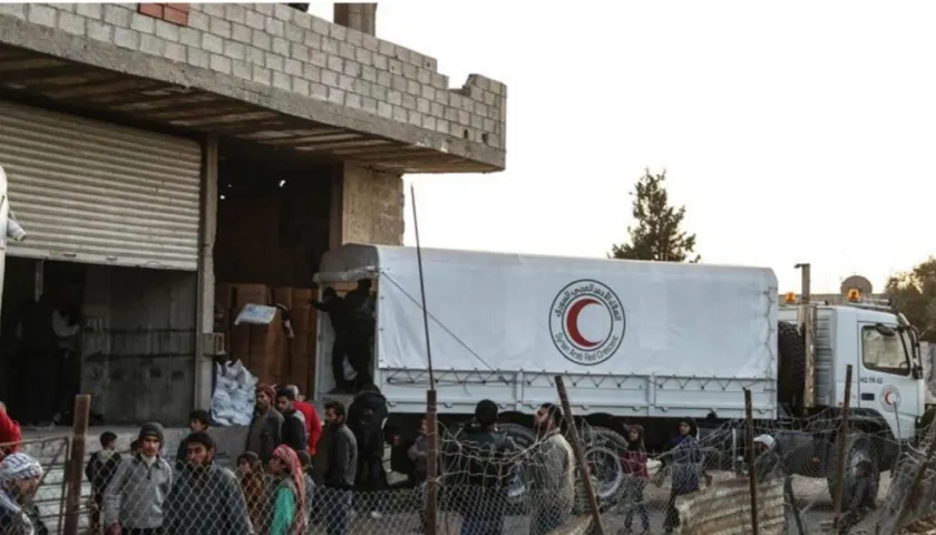 Trabajadores descargaban suministros de un camión con ayuda humanitaria en la zona de Al-Nishabieh en Ghouta Oriental, el pasado mes de noviembre. 