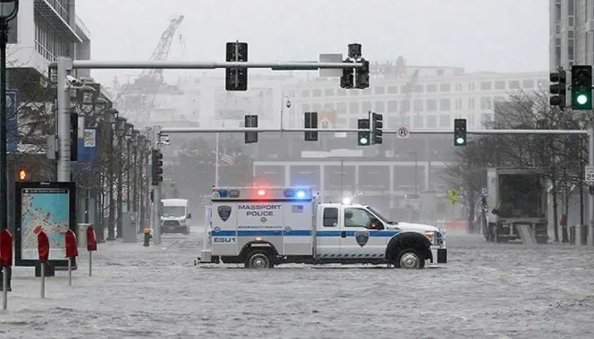 Coche de policía corta el tráfico de la inundada Seaport Boulevard.
