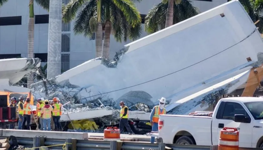 Vista del puente peatonal derrumbado en Universidad Internacional de Florida (FIU), en Miami (Estados Unidos).