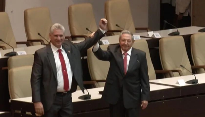 El nuevo presidente de Cuba Miguel Díaz-Canel (i) junto al saliente presidente Raúl Castro (d)