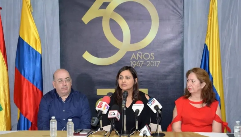 Víctor Armenta, Claudia Patricia Dacunha (Rectora) y Sandra Devia.