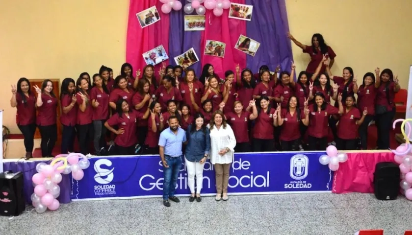 El grupo de mujeres que recibió los certificados de capacitación.