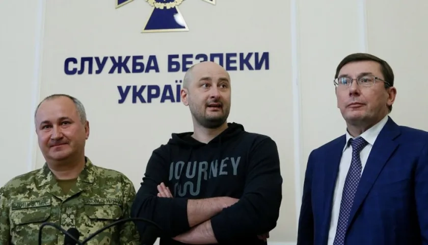 El periodista ruso Arkadi Babchenko (centro) en su reaparición. 