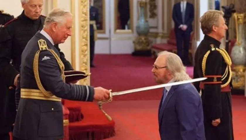 Barry Gibb recibió la condecoración del heredero al trono británico, el príncipe Carlos.