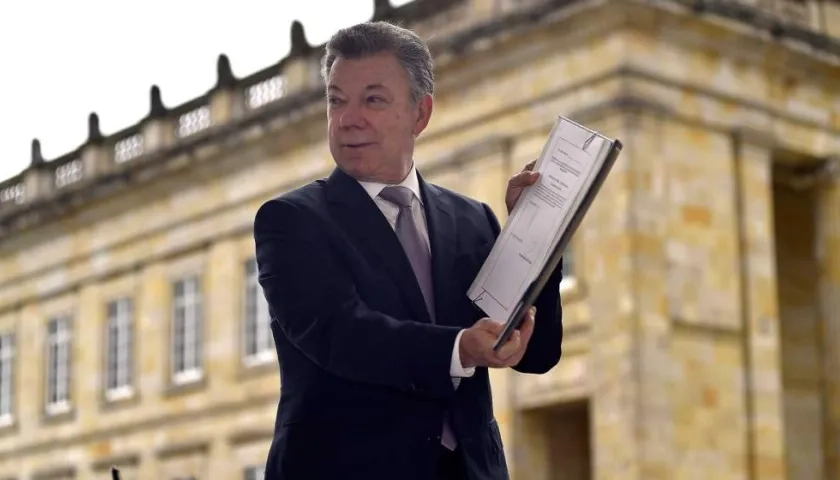 Juan Manuel Santos al firmar el Estatuto de la Oposición. 