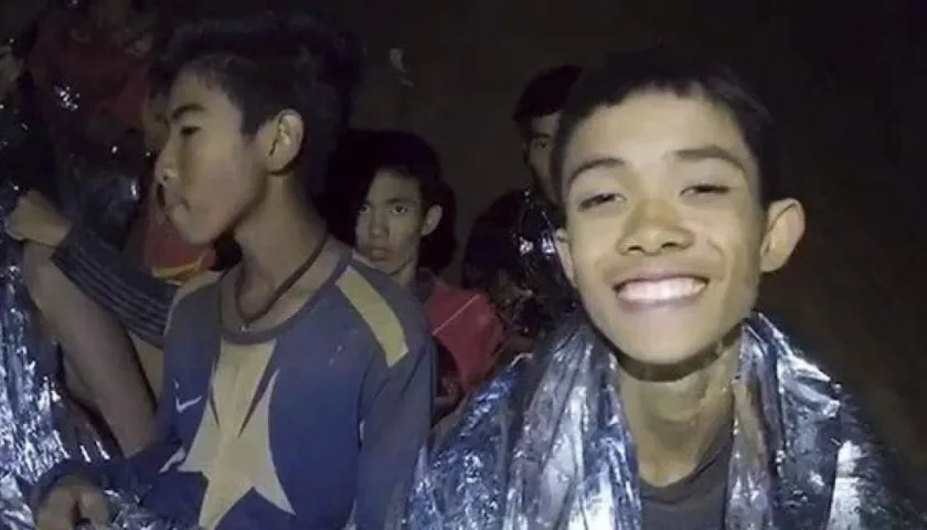 Niños tailandeses al interior de la cueva.