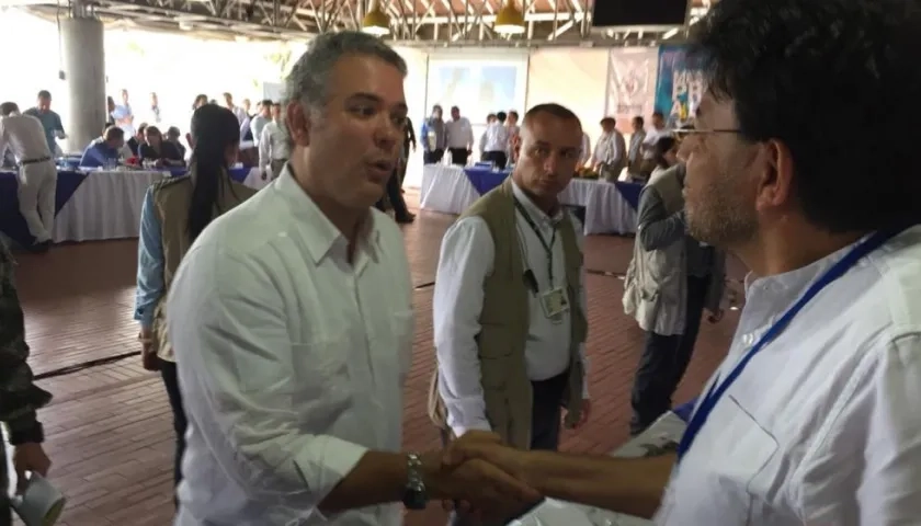 El Presidente de Colombia, Iván Duque, saluda al defensor de los DDHH, José Humberto Torres, hoy en Apartadó.