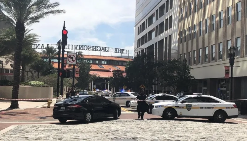 Agentes de la policía rodean el centro comercial donde ocurrió el tiroteo.