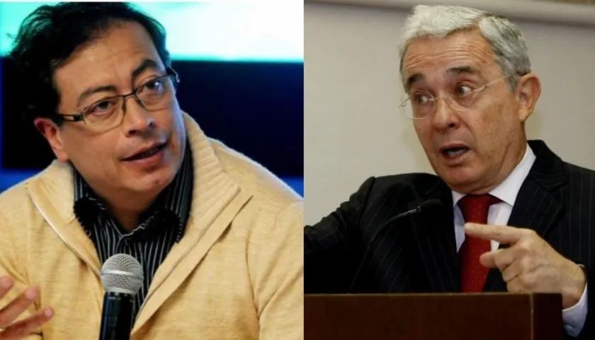 Los senadores Gustavo Petro y Álvaro Uribe Vélez. 