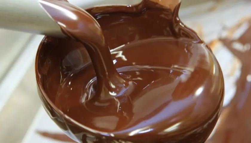 El chocolate oscuro puede disminuir la incidencia de enfermedades cardiovasculares.