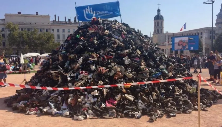 Así se veía la pirámide de zapatos en protesta por los bombardeos.