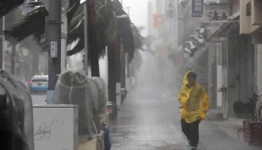 Un ciudadano japonés desafía los vientos del tifón Trami el sábado.