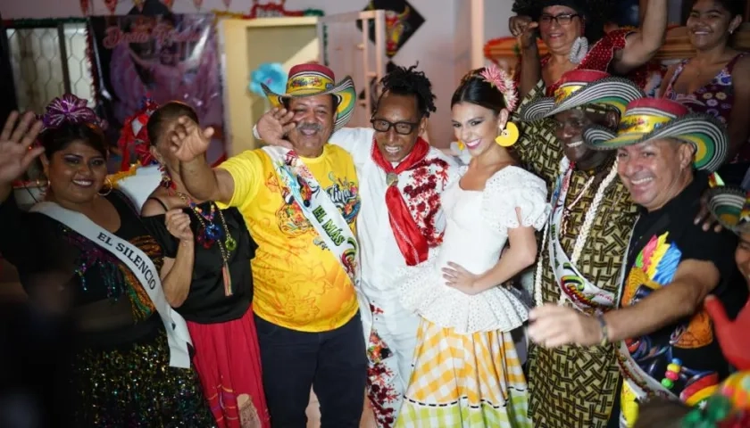 La Reina Carolina Segebre con los ex Reyes Momos José Cassiani, Ricardo Sierra y Jairo Cáceres.