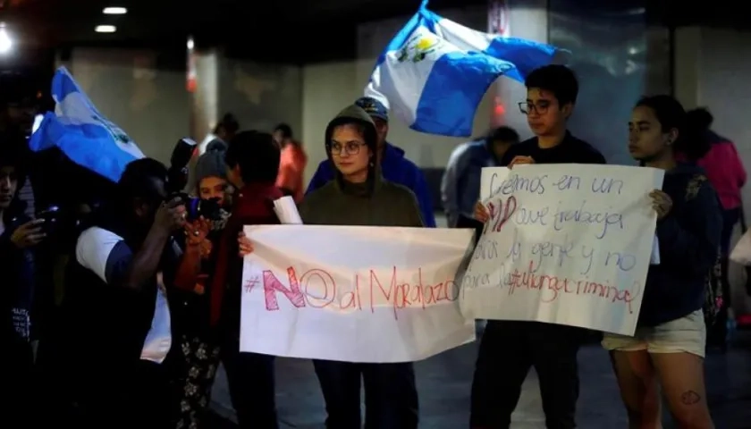 Manifestantes en el aeropuerto La Aurora de Guatemala dar su apoyo al investigador