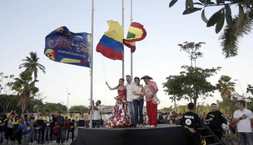 Los Reyes del Carnaval, el Secretario de Cultura y la Primera Dama izaron la bandera a media asta.