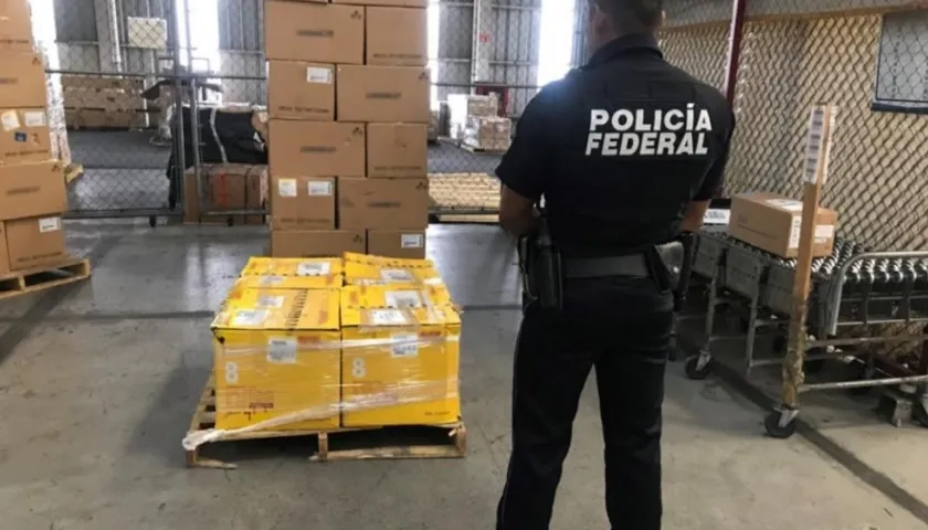 Policías custodian el cargamento de metanfetamina incautado en México.