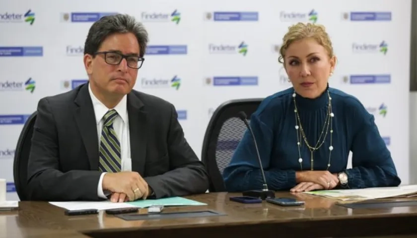 El Ministro de Hacienda, Alberto Carrasquilla, y la presidenta de Findeter, Sandra Gómez Arias.