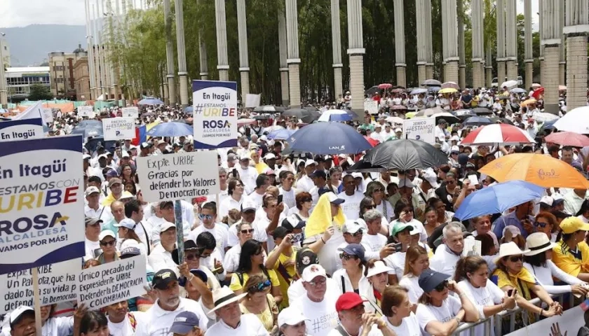 Simpatizantes del expresidente colombiano Álvaro Uribe Vélez asiste a una manifestación de apoyo al exmandatario este domingo en Medellín (Colombia). 
