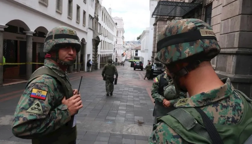 Soldados ecuatorianos custodian este lunes la sede de la presidencia en Quito (Ecuador). 
