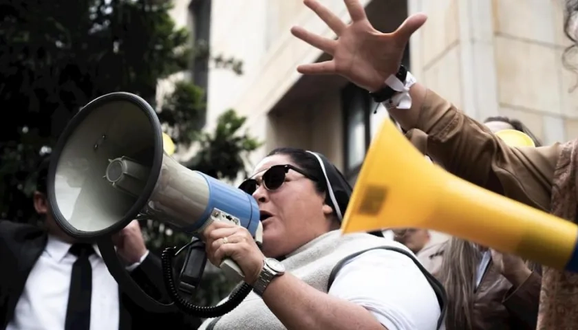 La monja Adriana en la protesta a favor de Uribe.