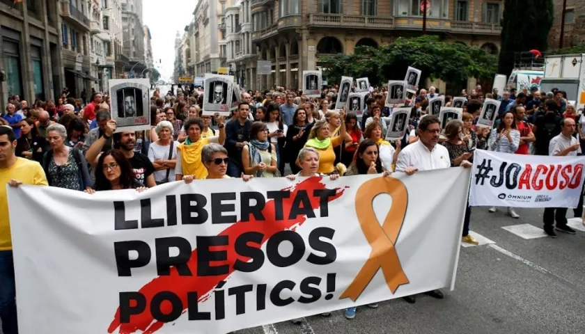 Manifestantes protestan por la condena a los líderes separatistas catalanes.