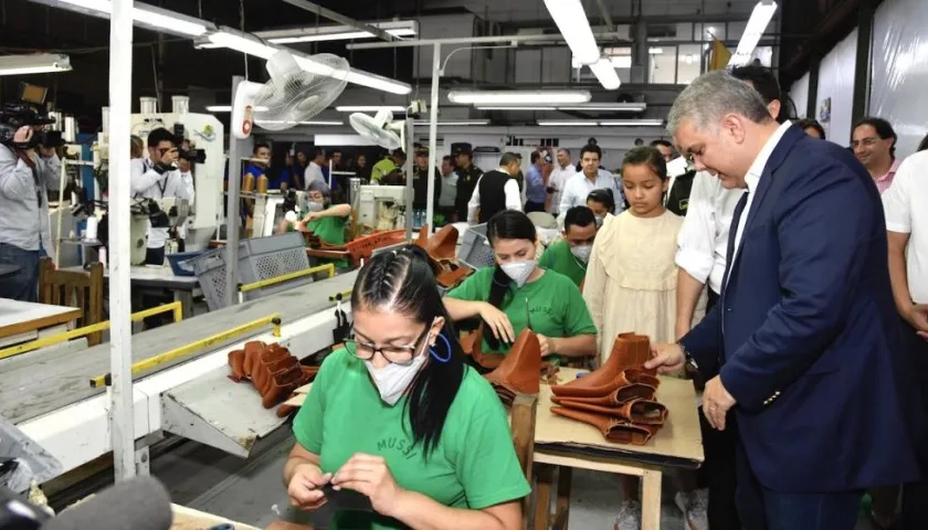 El Presidente Iván Duque visitando una empresa generadora de empleos en Cúcuta.