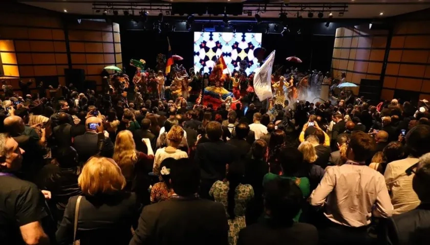 Momento en que representante de 180 países ovacionan al Carnaval de Barranquilla.