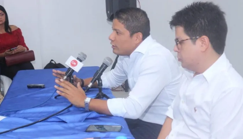 El Alcalde electo, Rumenigge Monsalvez, y el coordinador de empalme, Alfonso De la Cruz.