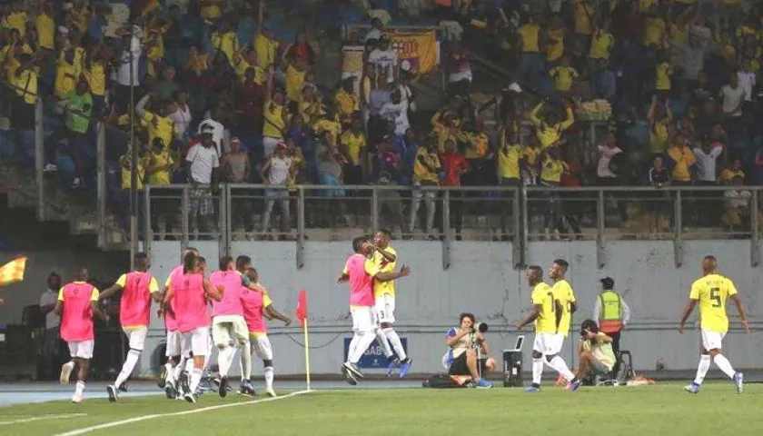 Los colombianos celebrando el gol de Andrés Felipe Reyes.