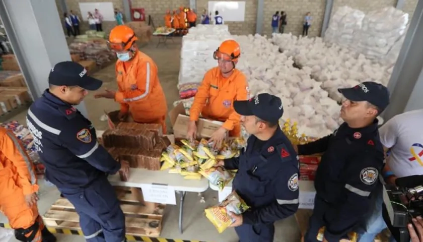 Autoridades organizan este viernes el cargamento con la ayuda humanitaria para Venezuela en un centro de acopio.