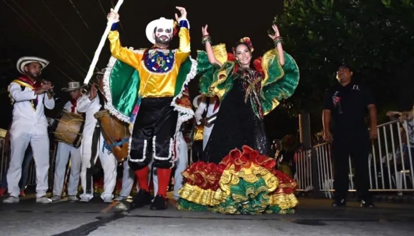 El presidente de la danza Camilo Cepeda Tarud y la exreina del Carnaval, Valeria Abuchaibe.