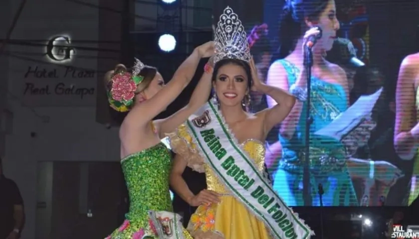La Reina del Folclor 2018 María Alejandra Maury Donado entregó la corona a Cinthya Rincón.