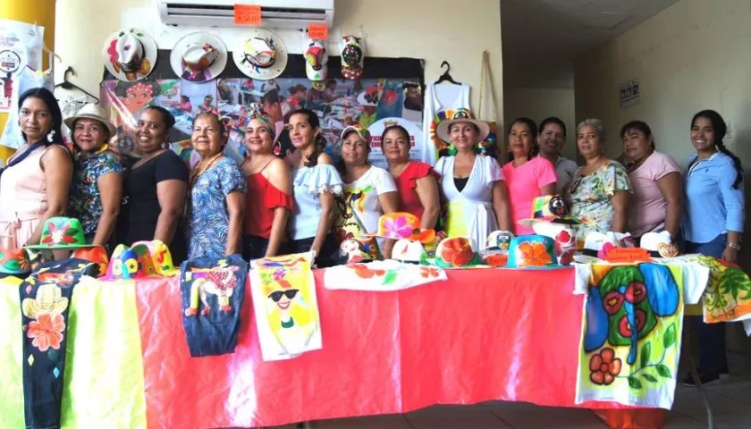 El grupo de mujeres exhibiendo sus productos.