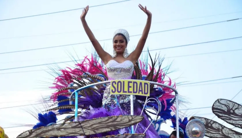 La reina Paula Andrea Luna, durante el desfile.