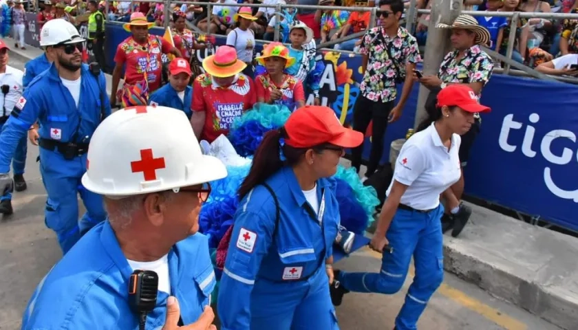 Isabella Chacón cuando era conducida por la Cruz Roja a una ambulancia.