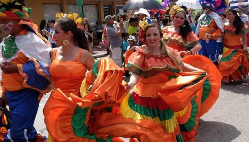 Grupo de cumbia en el Carnaval de la Calle 8.