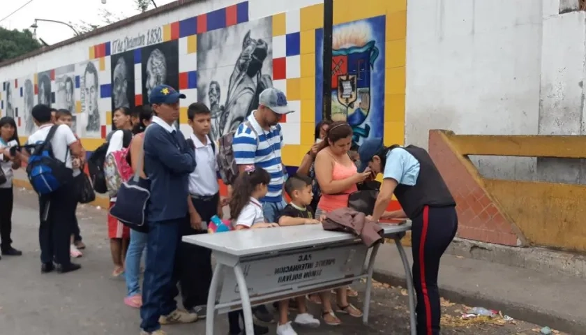 Escolares ya se encuentran pasando de Venezuela a Colombia por los puentes Francisco de Paula Santander y Simón Bolívar.