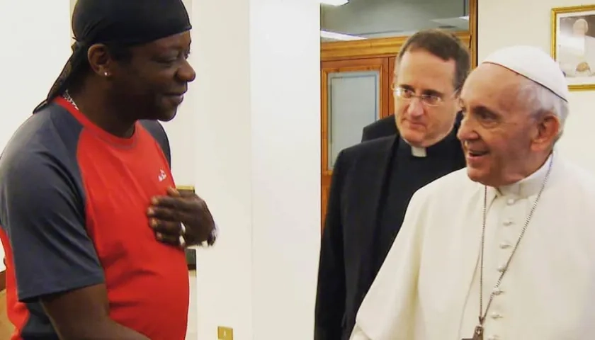 Stephen K. Amos y el papa Francisco.