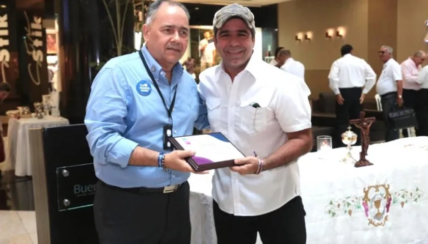 El Alcalde Alejandro char recibiendo el reconocimiento.