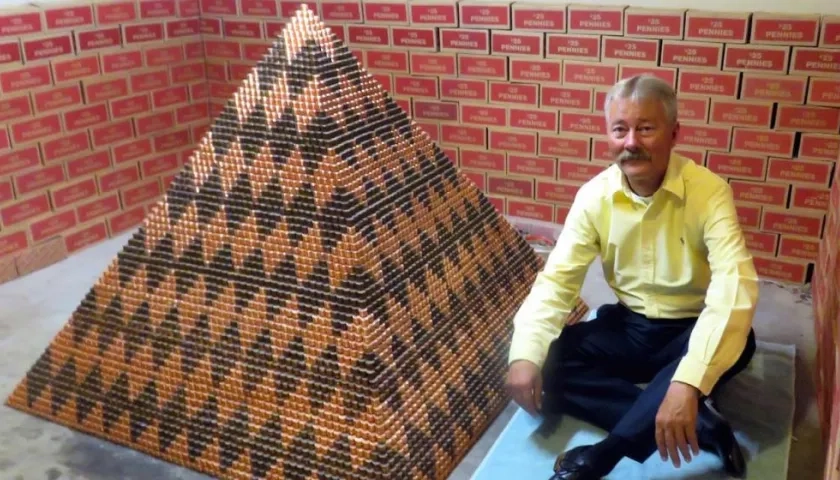 Cory Nielsen, de 55 años, junto a su pirámide nombrada "Cooper Beast" (Bestia de cobre) que creó con 1.030.315 monedas de un centavo de dólar.