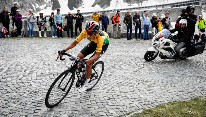 Egan Bernal, ataca en la montaña del Tour de Suiza. 