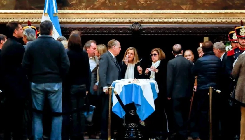 Inés Pertiné (c-d), esposa del expresidente argentino Fernando de la Rúa, y su hija Agustina De La Rua (c), en compañía de decenas de personas, despiden los restos de De la Rúa.