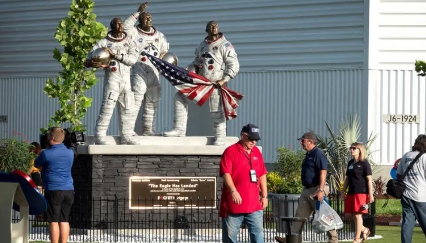 El monumento de los tres astronautas que llegaron a la Luna.